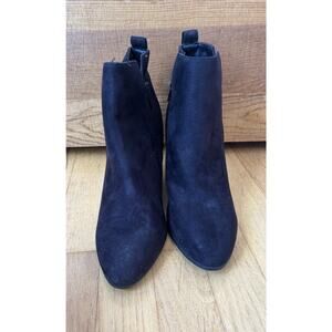 Women’s Heart In D Black Faux Suede Chunky Heel Ankle Bootie Size 8